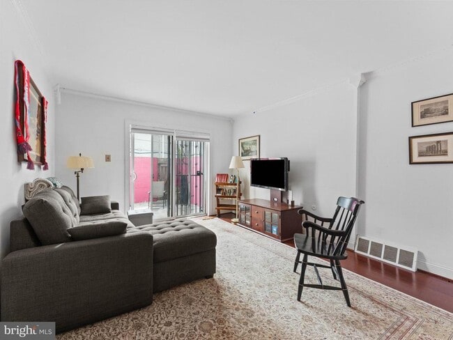 Photo - 1422 Montrose St