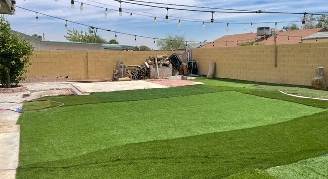 Building Photo - 4 BEDROOMS 2 BATHS HOUSE AVAILABLE FOR RENT