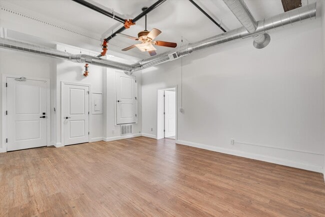 Photo - 400 N Main St