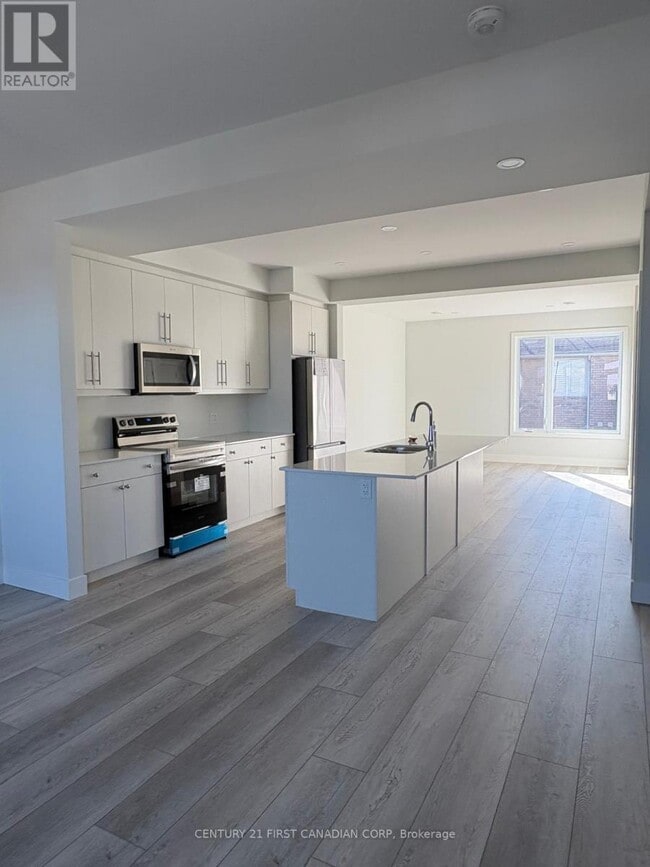 Photo - 925 Deveron Crescent