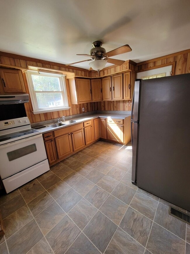 Photo - 10290 Lewistown Rd