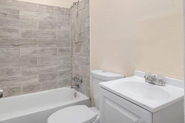 Photo - 2869 Greenwood Ave