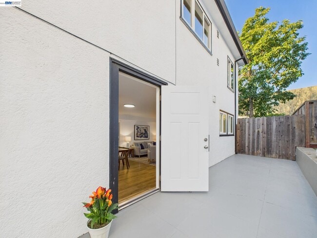 Building Photo - 680 42nd St Unit B