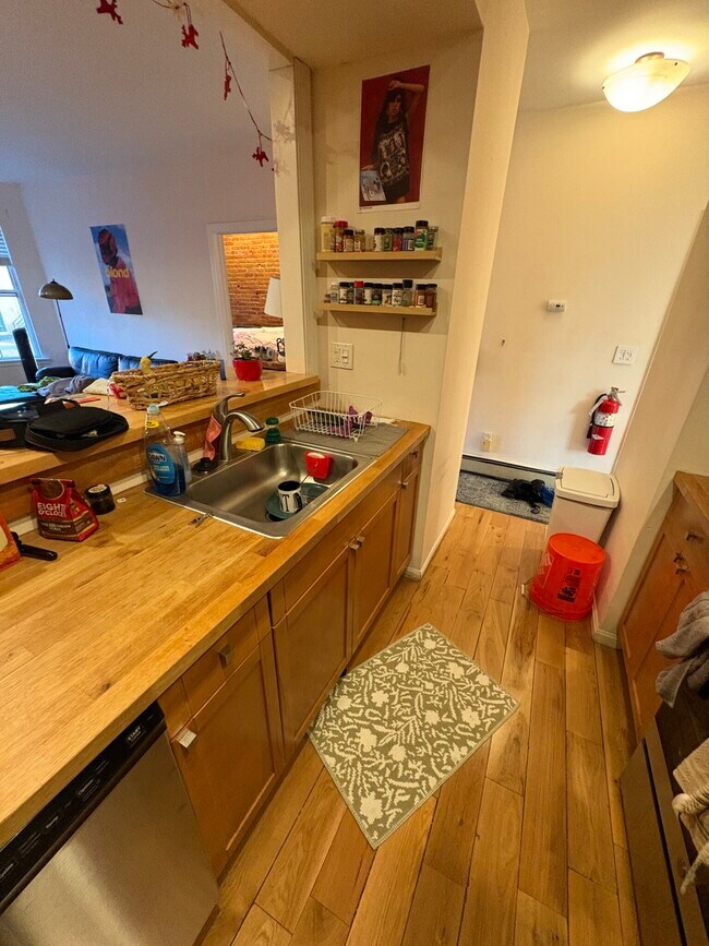 Building Photo - 204 Northampton St Unit 3