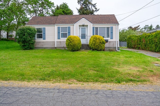 Building Photo - Three Bedroom One Bath House