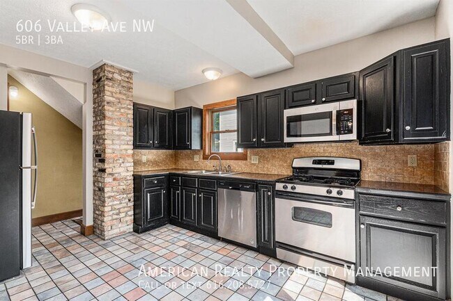 Photo - 606 Valley Ave NW