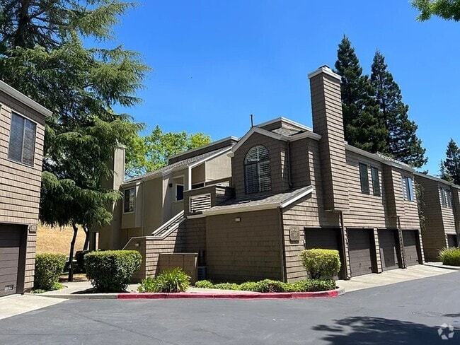 Building Photo - Stunning One-Bedroom Condo in Desirable Co...