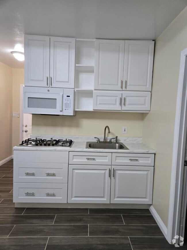 Building Photo - 2722 W 73rd St Rental