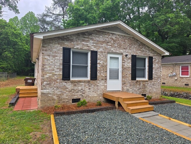 Building Photo - 3 BR - Looks New!!!!