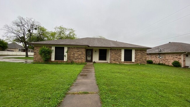 Building Photo - AVAILABLE NOW 3 BEDROOM 2 BATH HOME IN BUR...