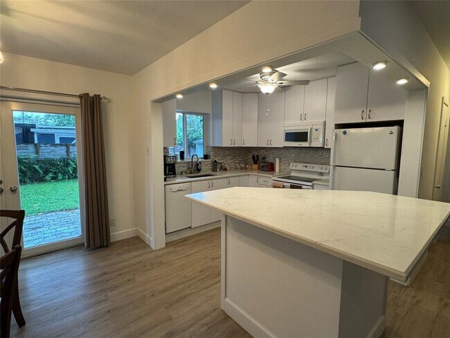 Photo - 718 NE 5th Ave