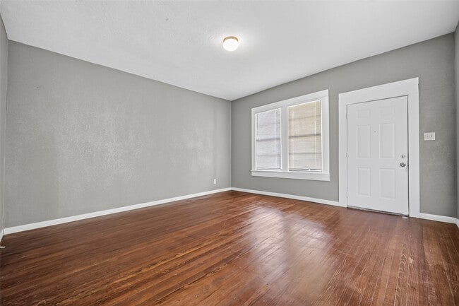 Photo - 3010 Garrow St