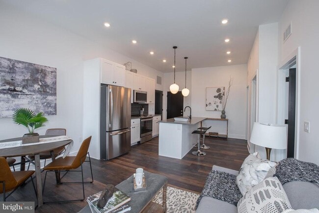 Building Photo - 2940 W Thompson St Unit 301 Rental