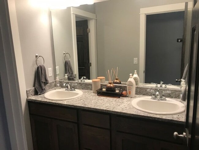 Photo - 3 Bedroom, 2 1/2 Bathroom Townhouse -2 weeks free rent with 1-year lease-