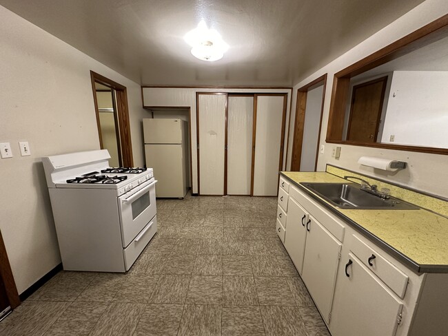 Building Photo - 428 4th Ave Unit 2nd Floor