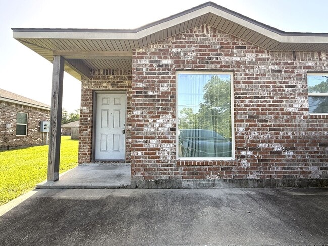 Building Photo - 2802 Miller Ave Unit 1