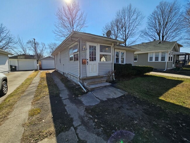 Building Photo - 2 bed, 1 bath. Hardwood floors.