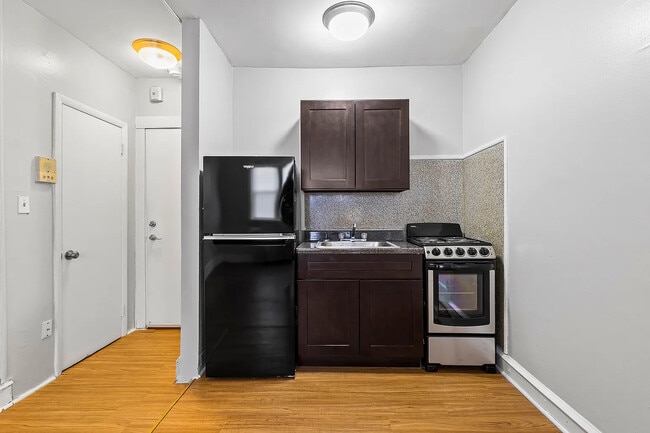 Photo - 147 E 37th St