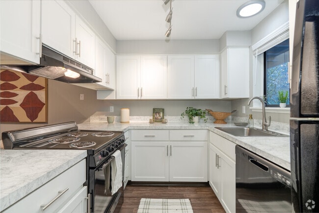2BR, 1BA - 991SF - Kitchen - Veri on Cascade Barclay