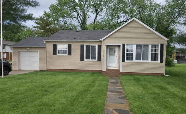 Building Photo - Charming 2 Bed Home with Dining Room & Attached Garage