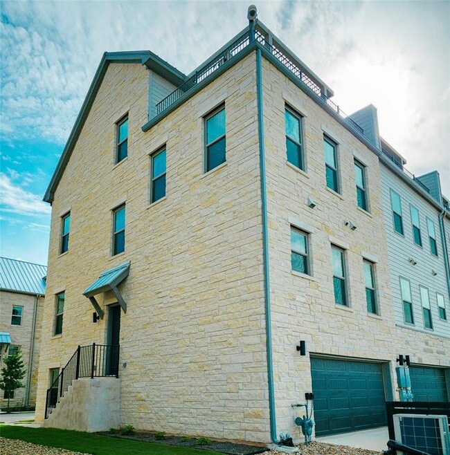 Photo - 225 John Webster St