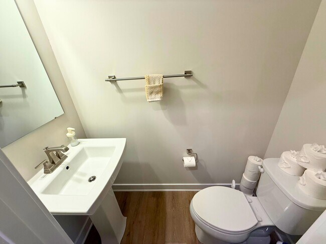 Photo - 408 Leasowe Ln