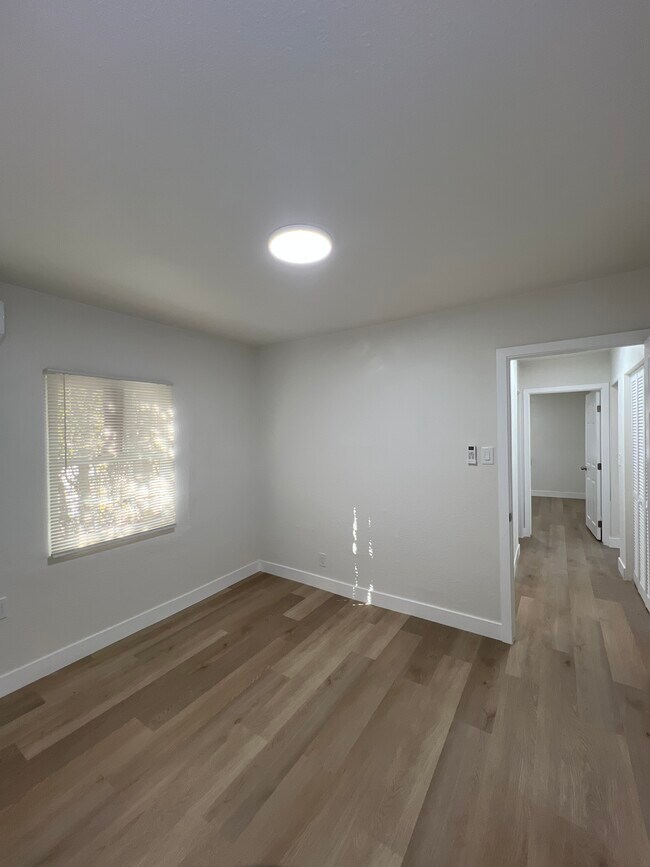 Photo - 1005 W 9th St
