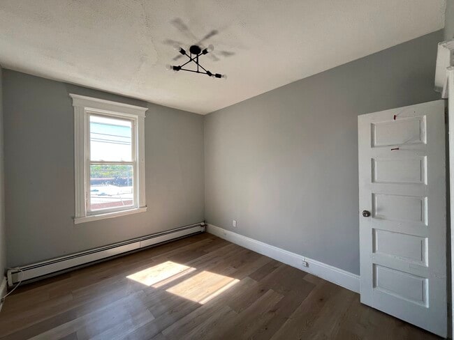 Photo - 187 Avenue E