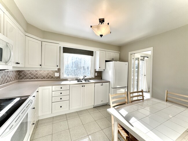 Photo - 2294 Wyandotte Dr