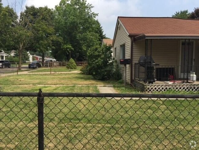Building Photo - 2 Bedroom Home In Hazel Park