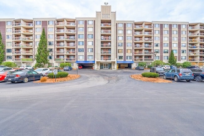 Building Photo - 1550 Worcester Rd Unit 621