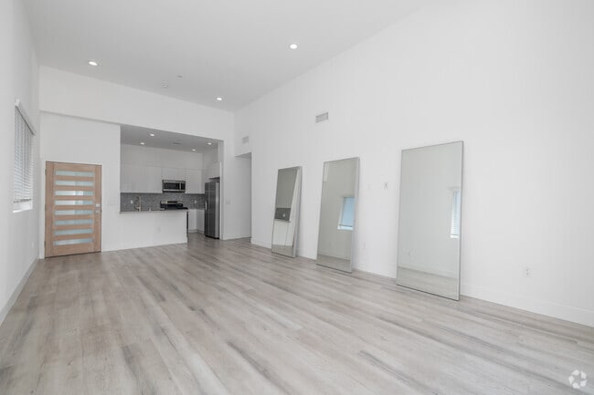 4 habitaciones, 3 baños - 111 metros cuadrados - Sala de estar - 4550 W 18th St