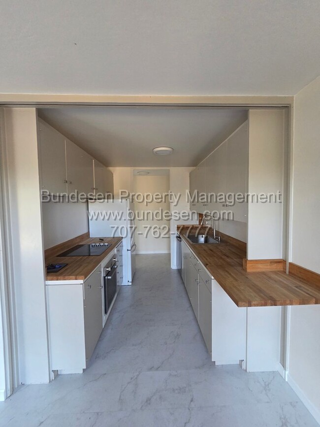 Building Photo - 9 Forest Ln