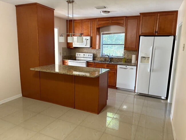 Photo - Spacious 3 bedroom home in quiet neighborhood