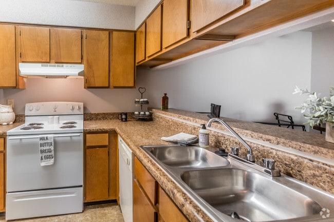 2 HAB, 2 BA - 900 ft² - Whispering Oaks