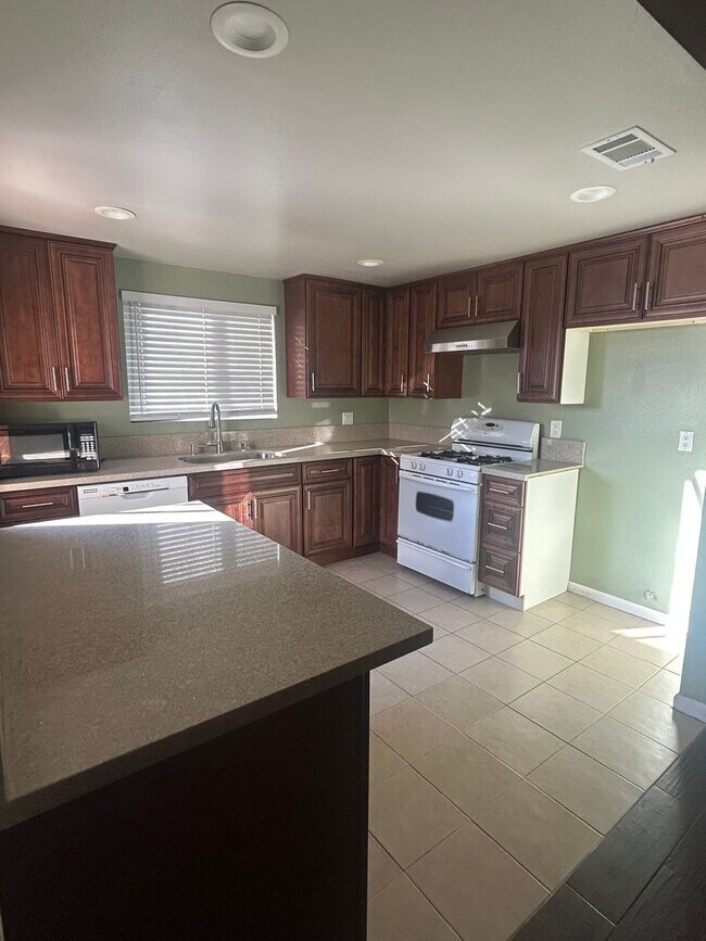 Photo - Hard-to-Find Month-to-Month Rental in Ocea...