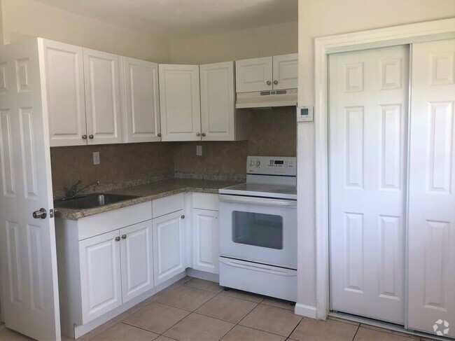Building Photo - 4041 SW 23rd St Unit #3 Rental