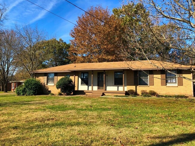 Building Photo - Recently Renovated Three Bedroom Home in Hendersonville