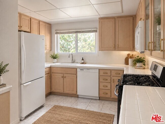 Photo - 10933 Wellworth Ave Unit 1C