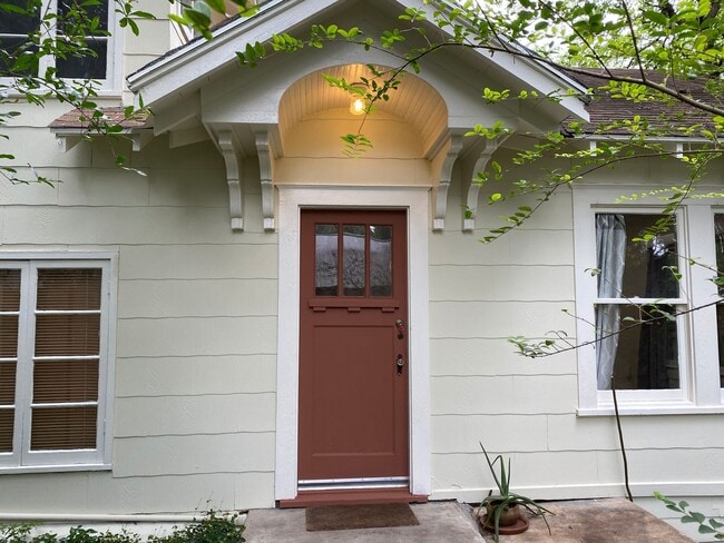 Building Photo - Classic South Austin Rental