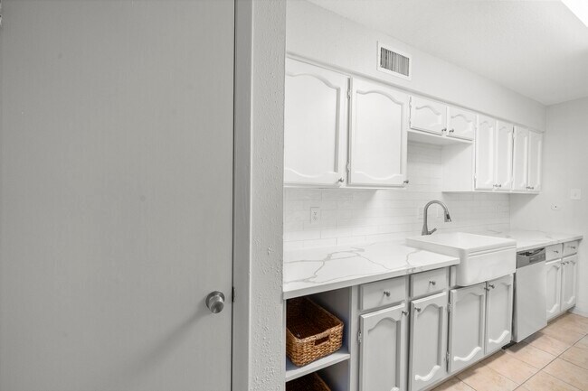 Photo - 7847 Green Lawn Dr Unidad True