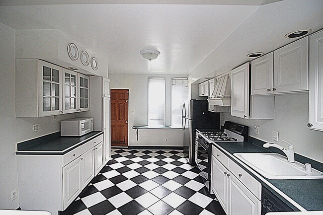 Building Photo - Simply Perfect Canton 2bd/2ba Rowhome w/ Parking! Available 5/11