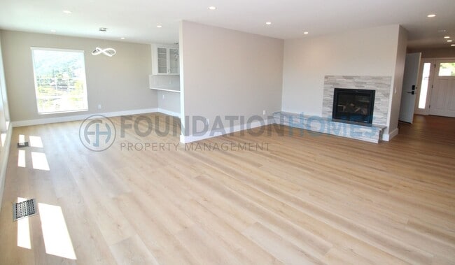 Photo - 124 Esmeyer Dr