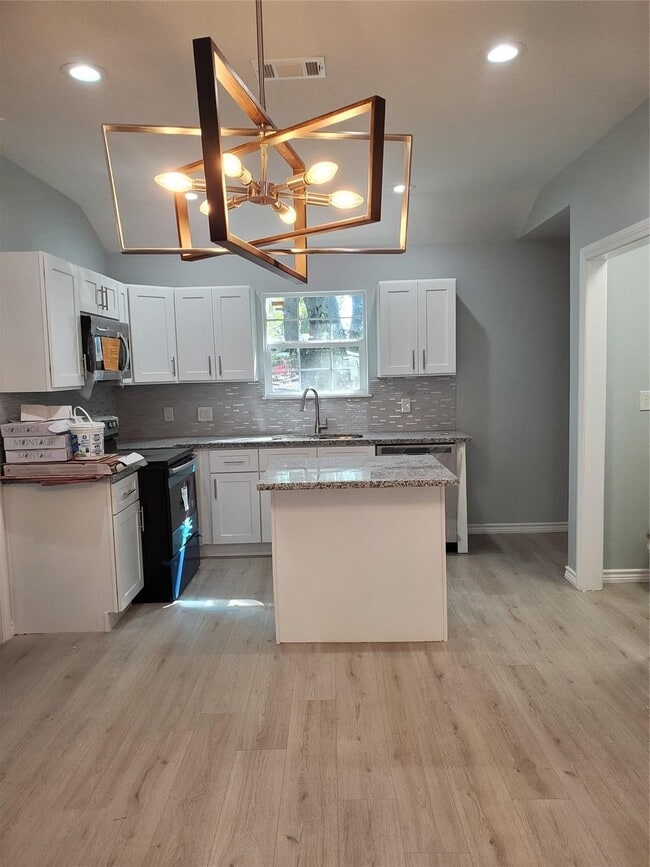 Photo - 6815 Sidney St