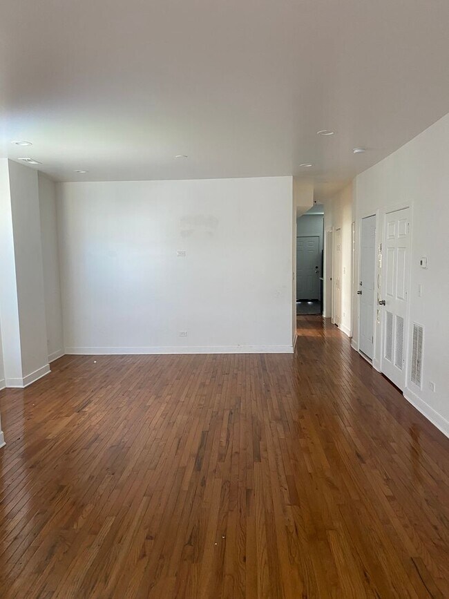 Photo - Spacious south side 3-bedroom beauty Unit 6402 S eberhart - 2S