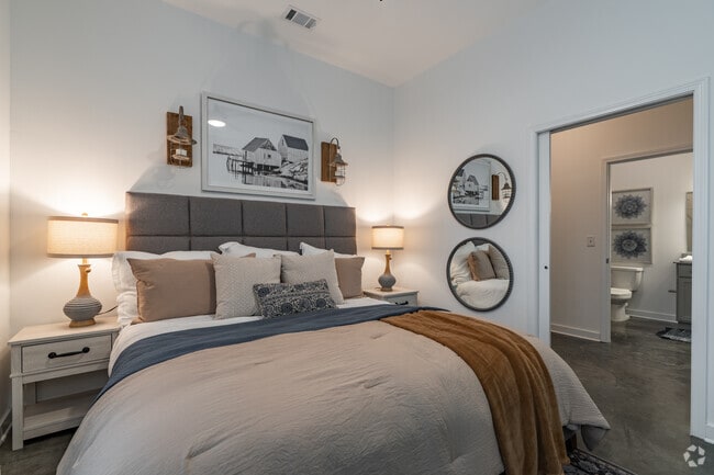 2BR, 2BA - 926SF - Primary Bedroom
