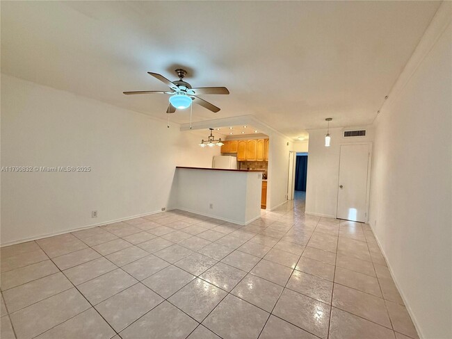 Photo - 467 Golden Isles Dr Unidad 207 Rental