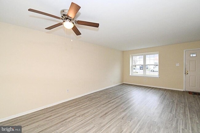 Photo - 592 Wrensong Rd