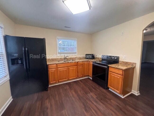 Photo - 1505 Axum Rd