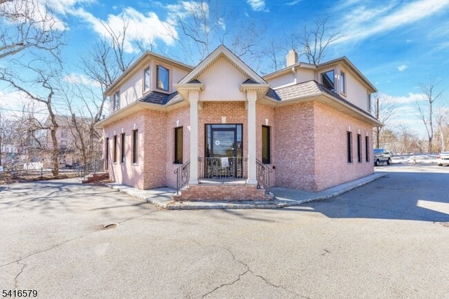 Building Photo - 146 Main St